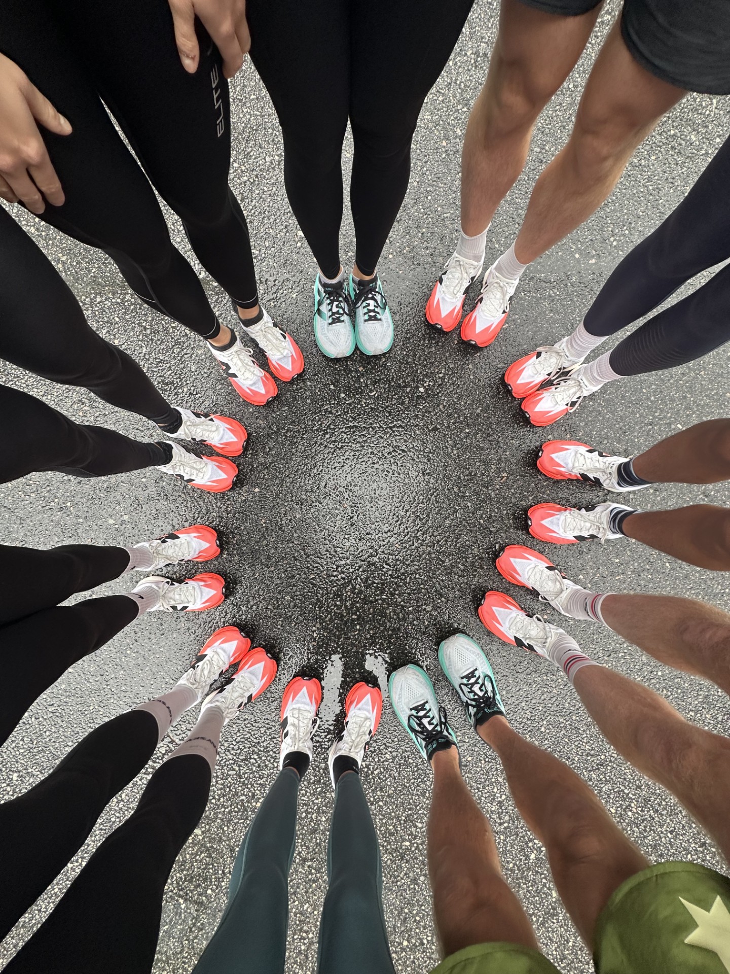 Bilde ovenfra og ned av føtter med fargerike sko i en sirkel